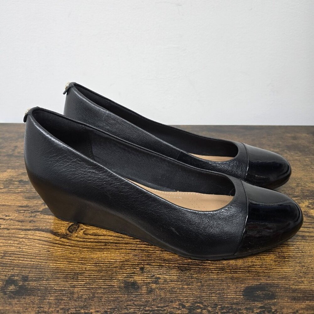 Clarks Artisan Vendra Dune Black Wedge Pumps Size 8.5W Wide Leather Cap Toe